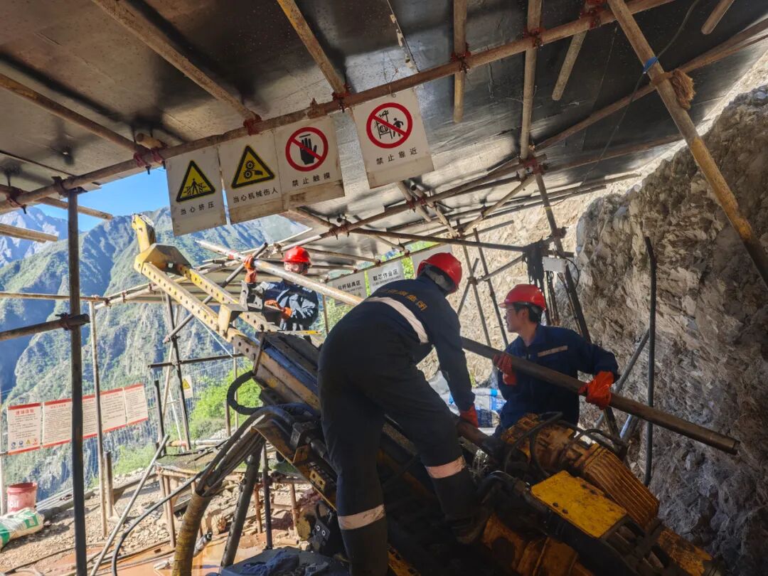 双节坚守显担当 | 矿勘集团祝大家国庆中秋双节快乐